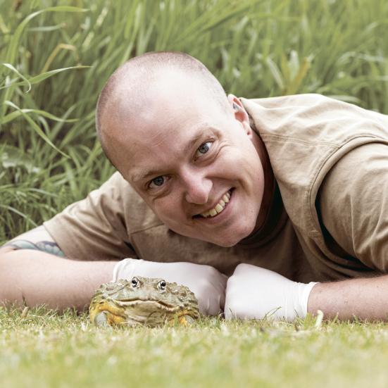 Mark Emil fra Birdnerd poserer med en tudse