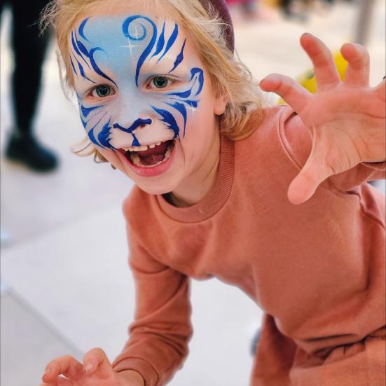 Foto af barn med ansigtsmaling