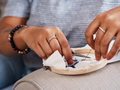 Nærbillede af broderende hænder