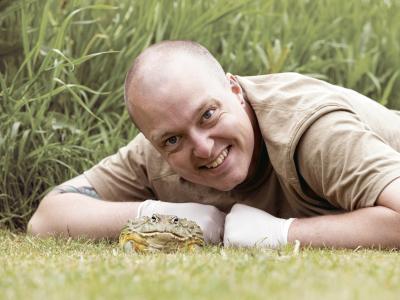 Mark Emil fra Birdnerd poserer med en tudse