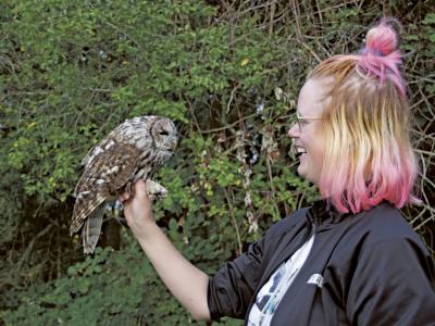 Marie står med ugle