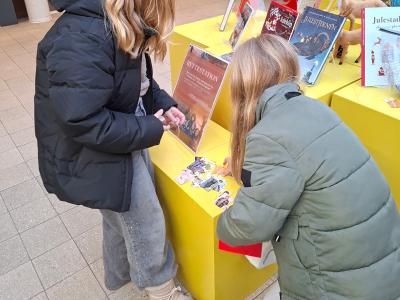 børn der bytter samlekort