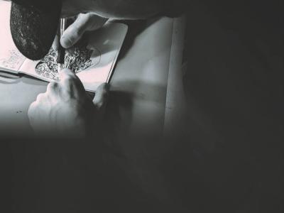 Billede af menneske, der laver linoleumsnit