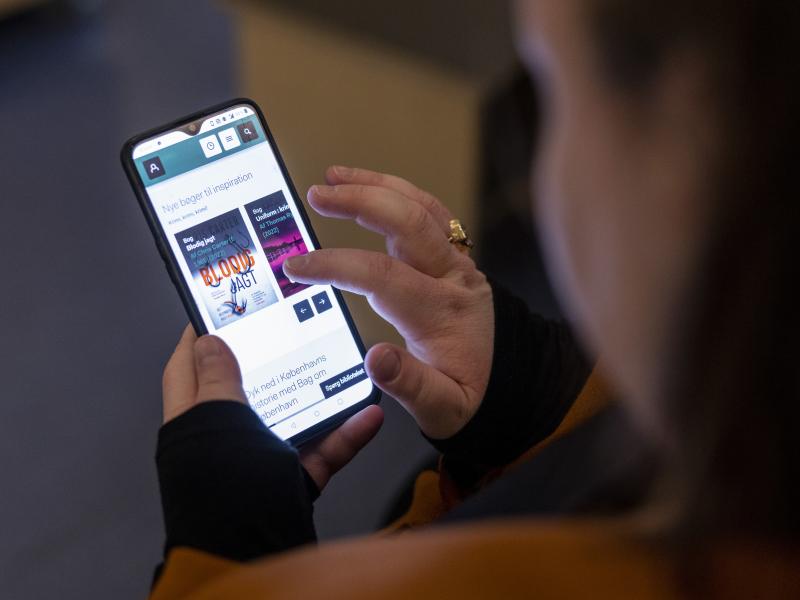 Låner kigger på sin smartphone