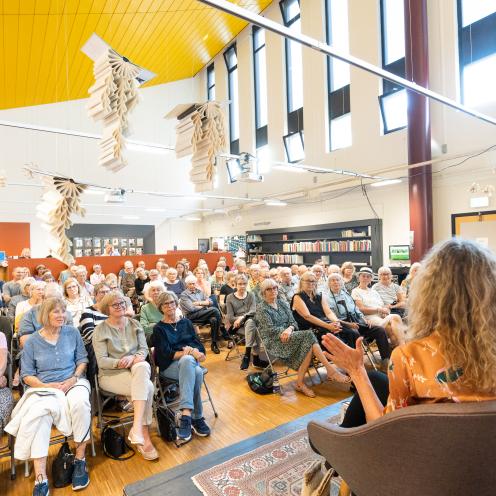 Sal fuld af publikum til Lun på Ord festival på Værløse bibliotek