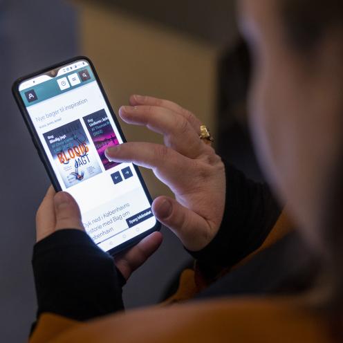 Låner bruger digitale tilbud på sin smartphone