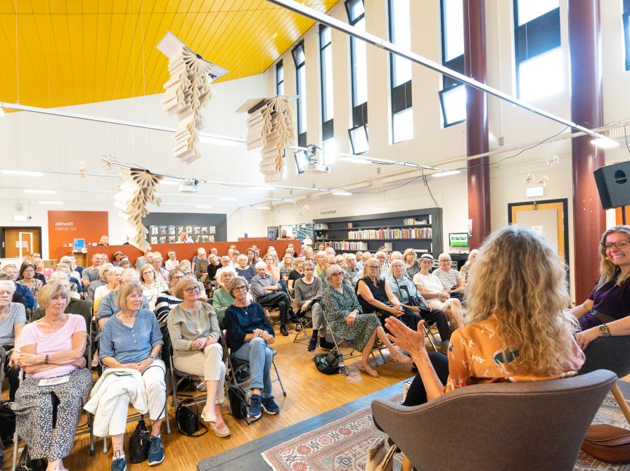 Sal fuld af publikum til Lun på Ord festival på Værløse bibliotek
