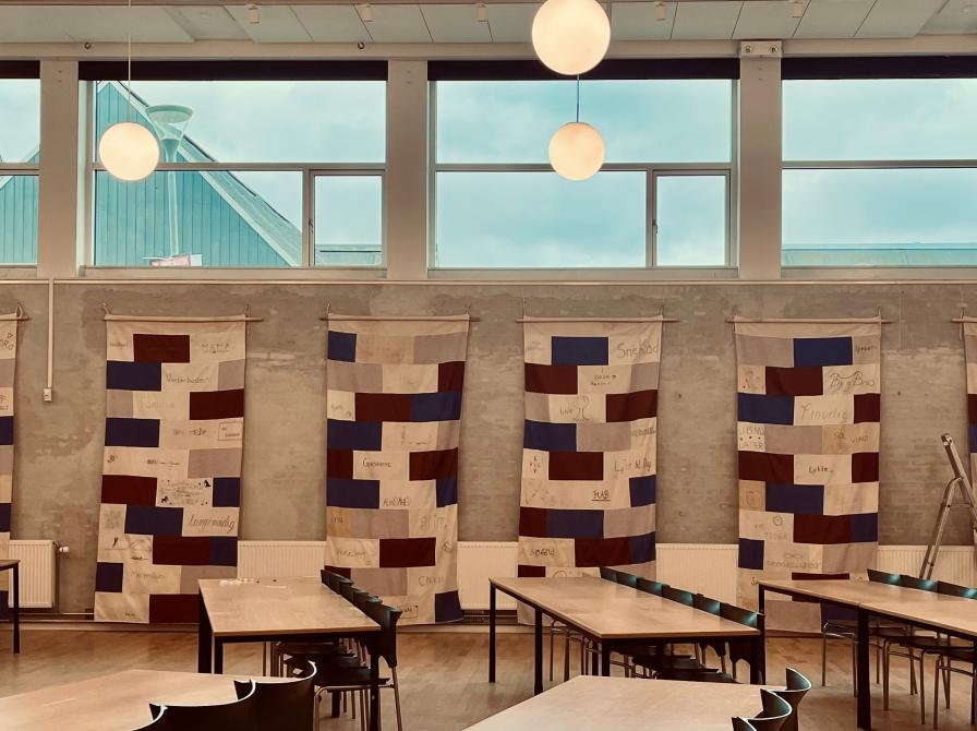 Seks vægtæpper ophængt i Farum Kulturhus Teatersal