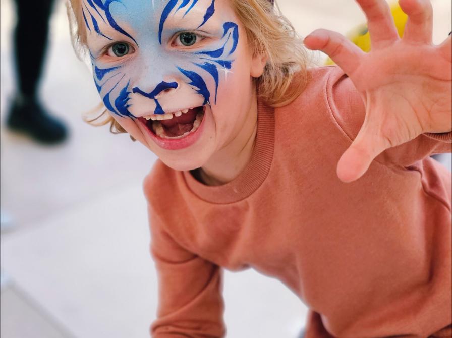 Foto af barn med ansigtsmaling