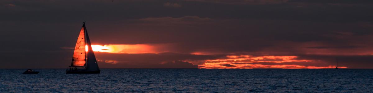 Sejlbåd i solnedgang