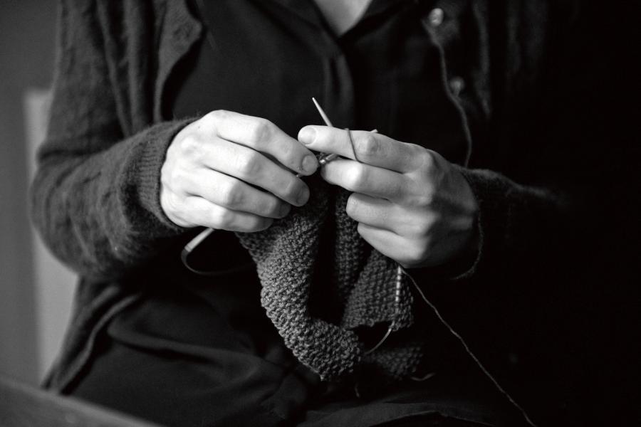 hænder med strikketøj